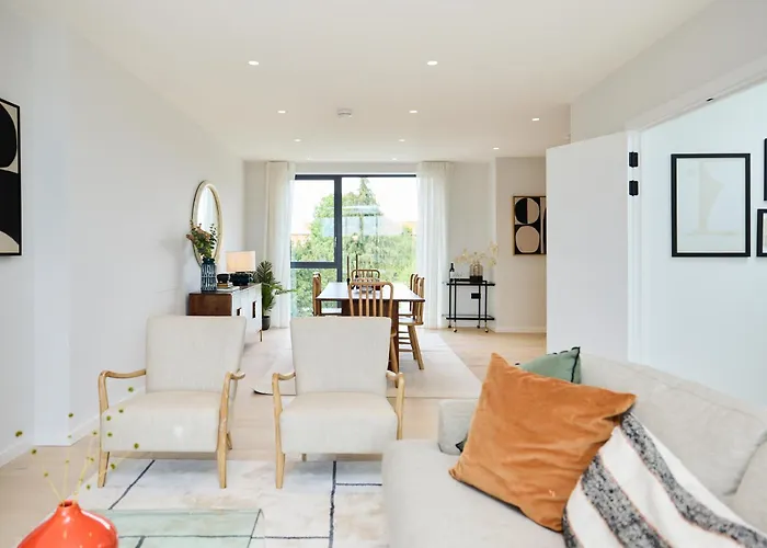 The Brondesbury Hideaway - Stylish 3Bdr Flat With Balcony & Parking