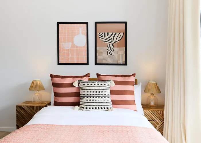The Brondesbury Hideaway - Stylish 3Bdr Flat With Balcony & Parking